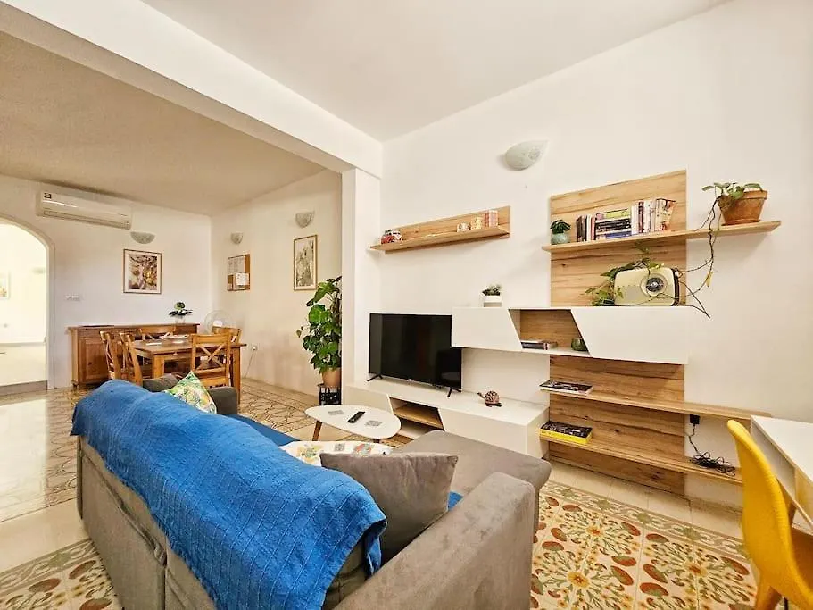 Local Living In Historic House With Private Garden Apartment Msida